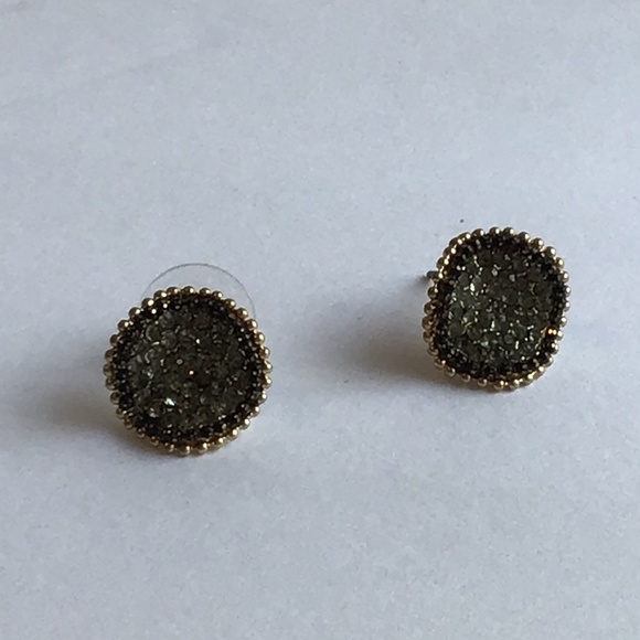 ⭐️ Beautiful studs earrings ⭐️ - Picture 2 of 5